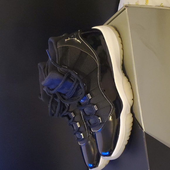 AIR JORDAN 11 RETRO SIZE 8 - Picture 4 of 9